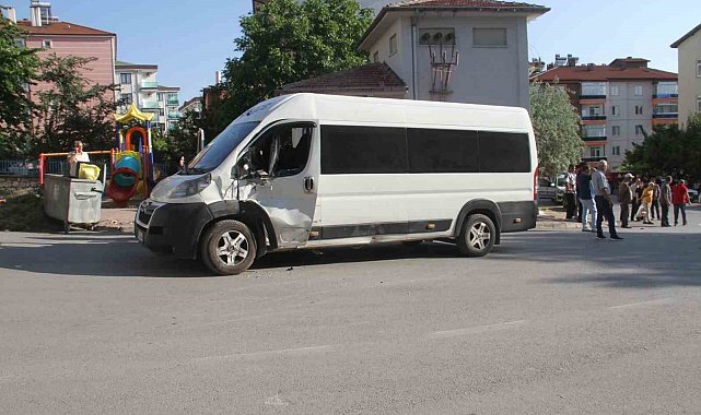 Minibüs ile çarpışan motosiklet sürücüsü hayatını kaybetti