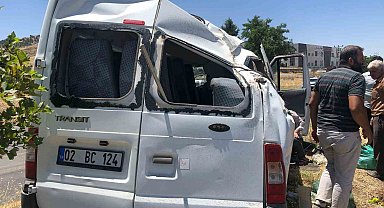 Minibüs takla attı: 1'i ağır 5 yaralı