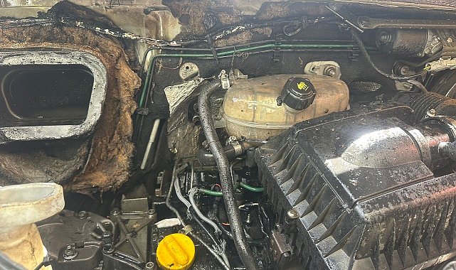 Minibüste çıkan yangın itfaiye ekiplerince söndürüldü