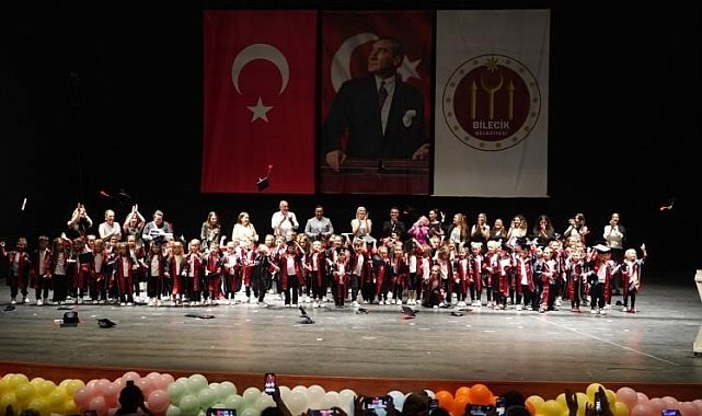 Minik öğrencilerin mezuniyet sevinci