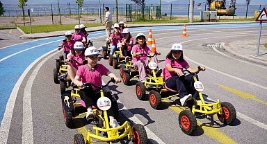 Minikler, trafik kurallarını eğitim parkında öğreniyor