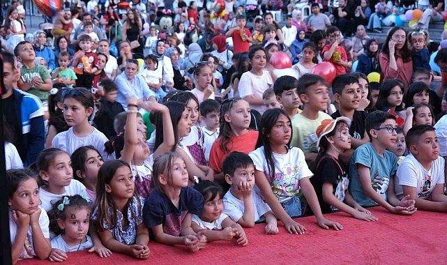 Miniklere festival tadında karne şenliği