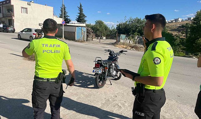 Motosiklet ile kamyonet çarpıştı: 1 yaralı