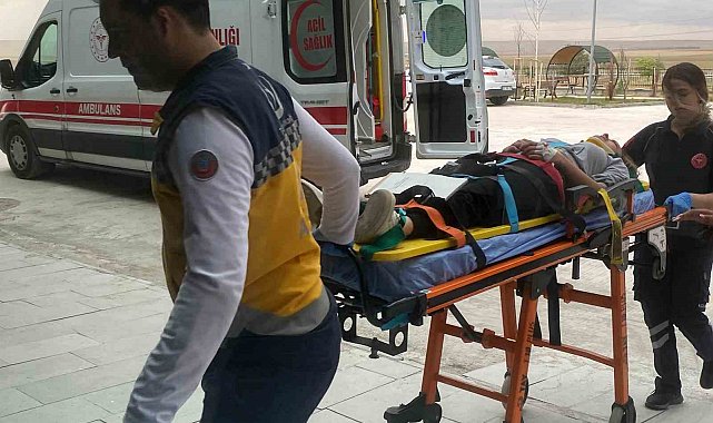 Motosiklet kaldırıma çarptı: 2 yaralı