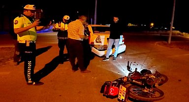 Motosiklet otomobile arkadan çarptı: 1 yaralı