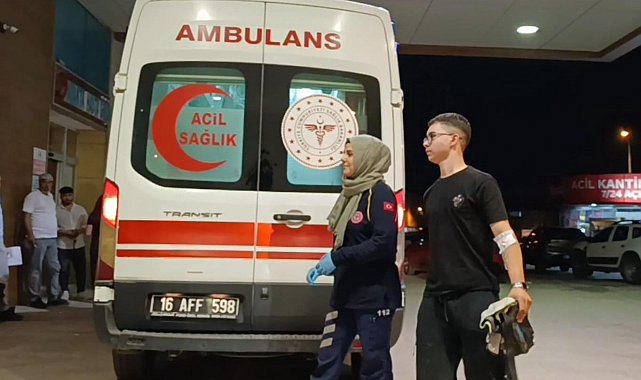 Motosiklet sürücüsü aracın altına girdi: 1 yaralı