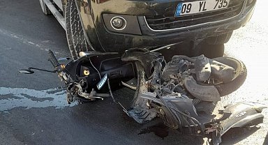 Motosiklet sürücüsü metrelerce sürüklendi