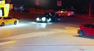 Motosiklet sürücüsü takla atıp otomobilin üzerine düştü... O anlar kamerada