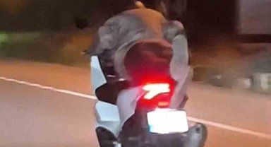 Motosiklet sürücüsü yaptığıyla hayrete düşürdü