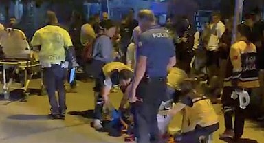 Motosiklet yayalara çarptı: 1'i çocuk, 3 yaralı