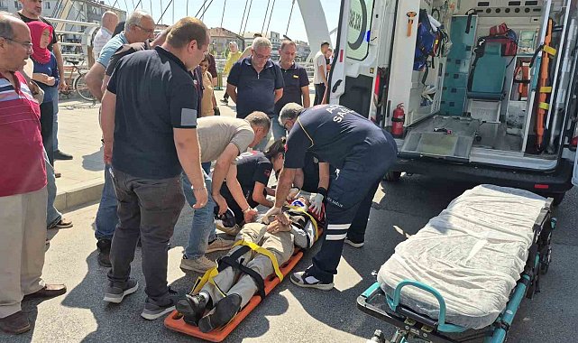 Motosikletle bisiklet çarpıştı, 2 sürücü yaralandı