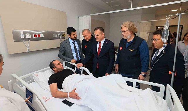 Muğla Valisi Akbıyık, depremde yaralanan vatandaşları hastanede ziyaret etti