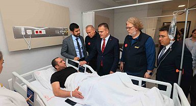 Muğla Valisi Akbıyık, depremde yaralanan vatandaşları hastanede ziyaret etti