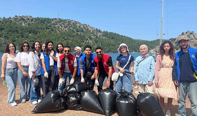 Muğla'da gönüllü gençler sahil temizliği yaptı