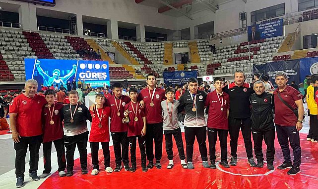 Muğlalı güreşçiler Sivas'tan madalya ile döndü