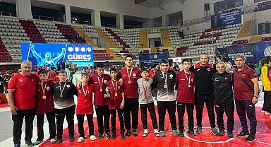 Muğlalı güreşçiler Sivas'tan madalya ile döndü