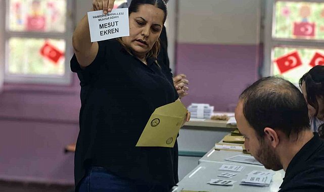 Muhtarlığı kazandı, sevincini çiftetelli oynayarak kutladı