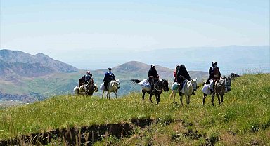 Muş'ta koyunları sağmak için at sırtında 8 kilometre yol kat ediyorlar