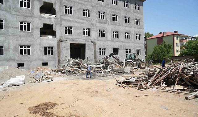 Muş'ta sundurma çöktü, 2 işçi yaralı