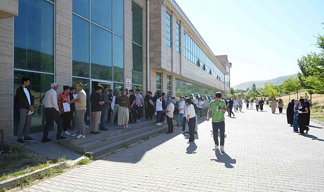 Muş'ta YKS'nin ikinci oturumu AYT başladı