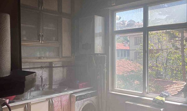 Mutfakta çıkan yangın evi küle çeviriyordu