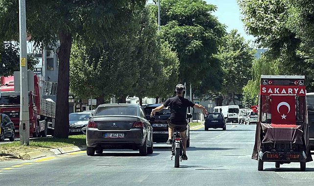 Müziğe kendini kaptırdı: Hem kendi hem de diğer sürücülerin canını tehlikeye attı