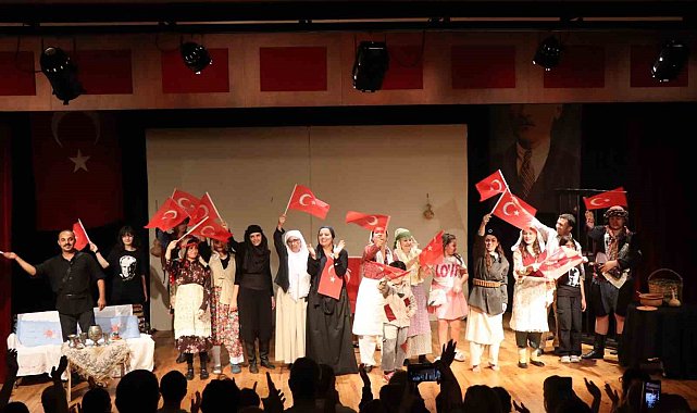 Nazilli'de tiyatro oyununa ilgi yoğun oldu