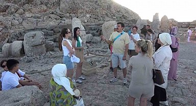 Nemrut Dağı'nda hafta sonu turist yoğunluğu