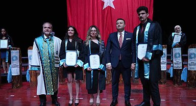 Niğde Ömer Halisdemir Üniversitesinde mezuniyet töreni: 2 bin öğrenci kep attı