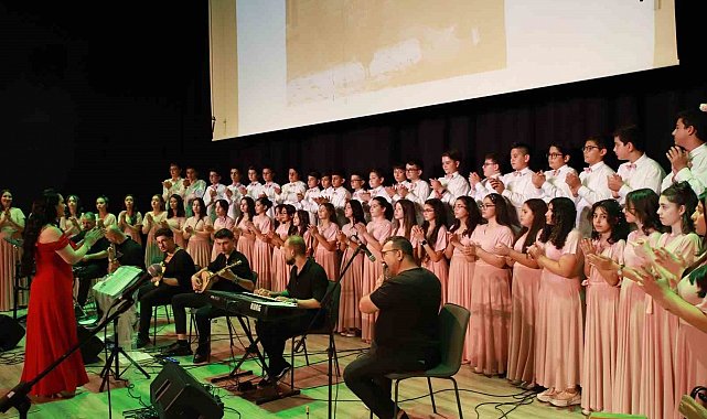 Niğde'de şiir ve müzik dolu akşam: 'Bir Nefes Şiir, Bir Ezgi Müzik' programı yoğun ilgi gördü