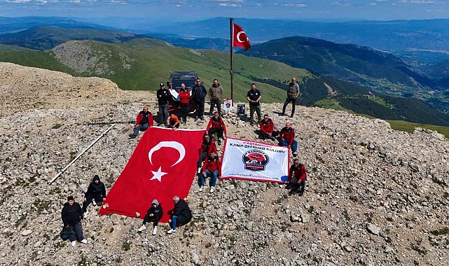 Off-road tutkunları 2 bin 587 rakımlı zirvedeki Türk bayrağını değiştirdi