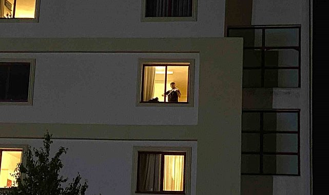 Öğrenci yurdunun penceresinden keman sesi yükseldi, yoldan geçenler ilgiyle dinledi