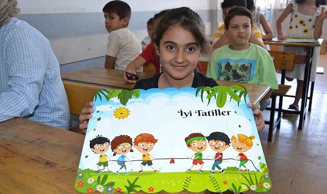 Öğrenciler karne mutluluğu yaşadı