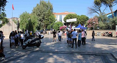 Öğrenciler sınavda veliler dışarıda ter döktü