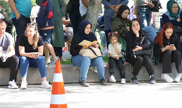 Öğrenciler sınfta ter döktü veliler dışarıda dua etti