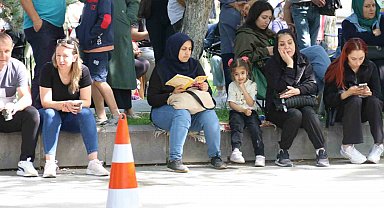 Öğrenciler sınfta ter döktü veliler dışarıda dua etti