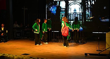 Öğrencilerin sahne performansları ilgi gördü