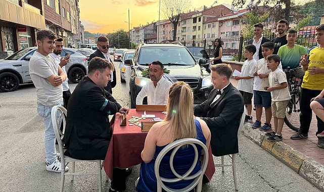 Okey masası kurarak düğün konvoyunun önünü kestiler