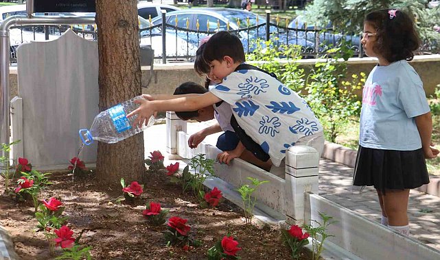 Okulun yanındaki asırlık mezara öğrencilerden vefalı dokunuş