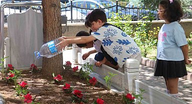 Okulun yanındaki asırlık mezara öğrencilerden vefalı dokunuş