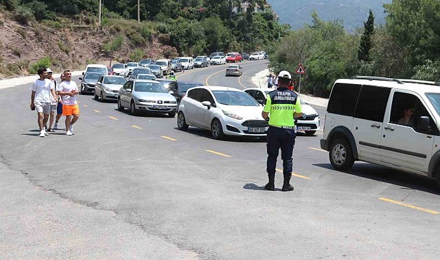 Ölüdeniz'de bayram yoğunluğu; Trafik kitlendi, plajlar doldu
