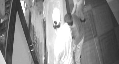 Önce dondurma sonra meşrubat dolabını açmaya çalışan 3 şahıs kamerada