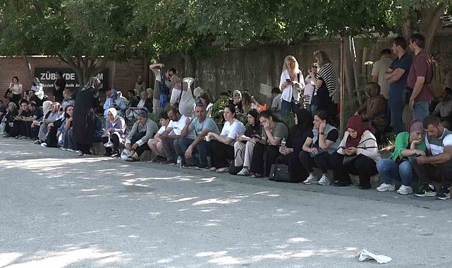 Onlar içeride, aileleri dışarıda ter döktü