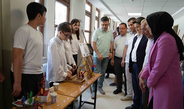 Ortaokul öğrencilerin atık malzemelerden yaptığı tasarımlar büyük ilgi gördü