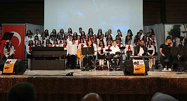 Ortaokul öğrencilerinden oluşan koro Neşet Ertaş türkülerini seslendirdi