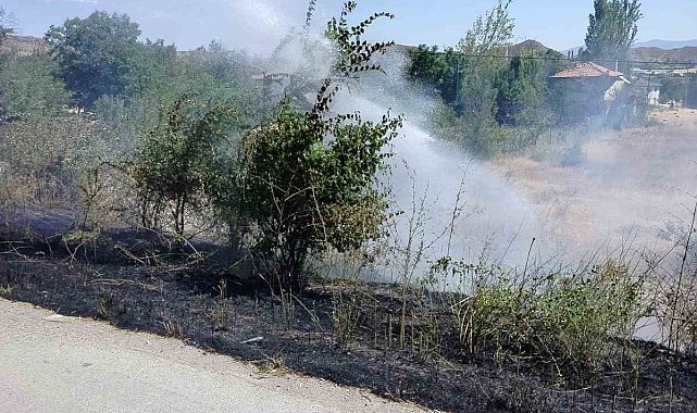 Osmancık'ta çıkan örtü yangını büyümeden söndürüldü