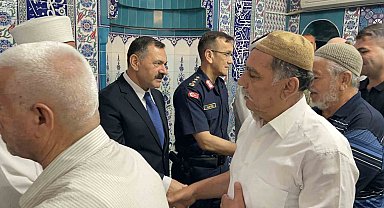 Osmaniye'de bayram namazında vatandaşlar camilere akın etti