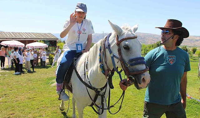 Otizmli çocuklara atlı terapi