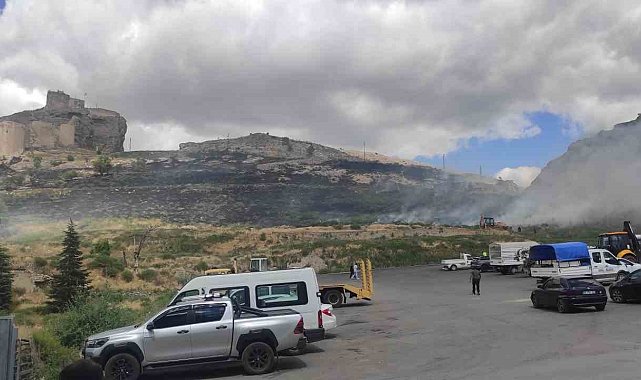 Otluk arazide çıkan yangında Anadolu'nun El-Hamra'sı duman altında kaldı