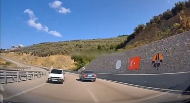 Otobanda ters yönde son sürat böyle ilerledi... Kazanın teğet geçtiği anlar kamerada